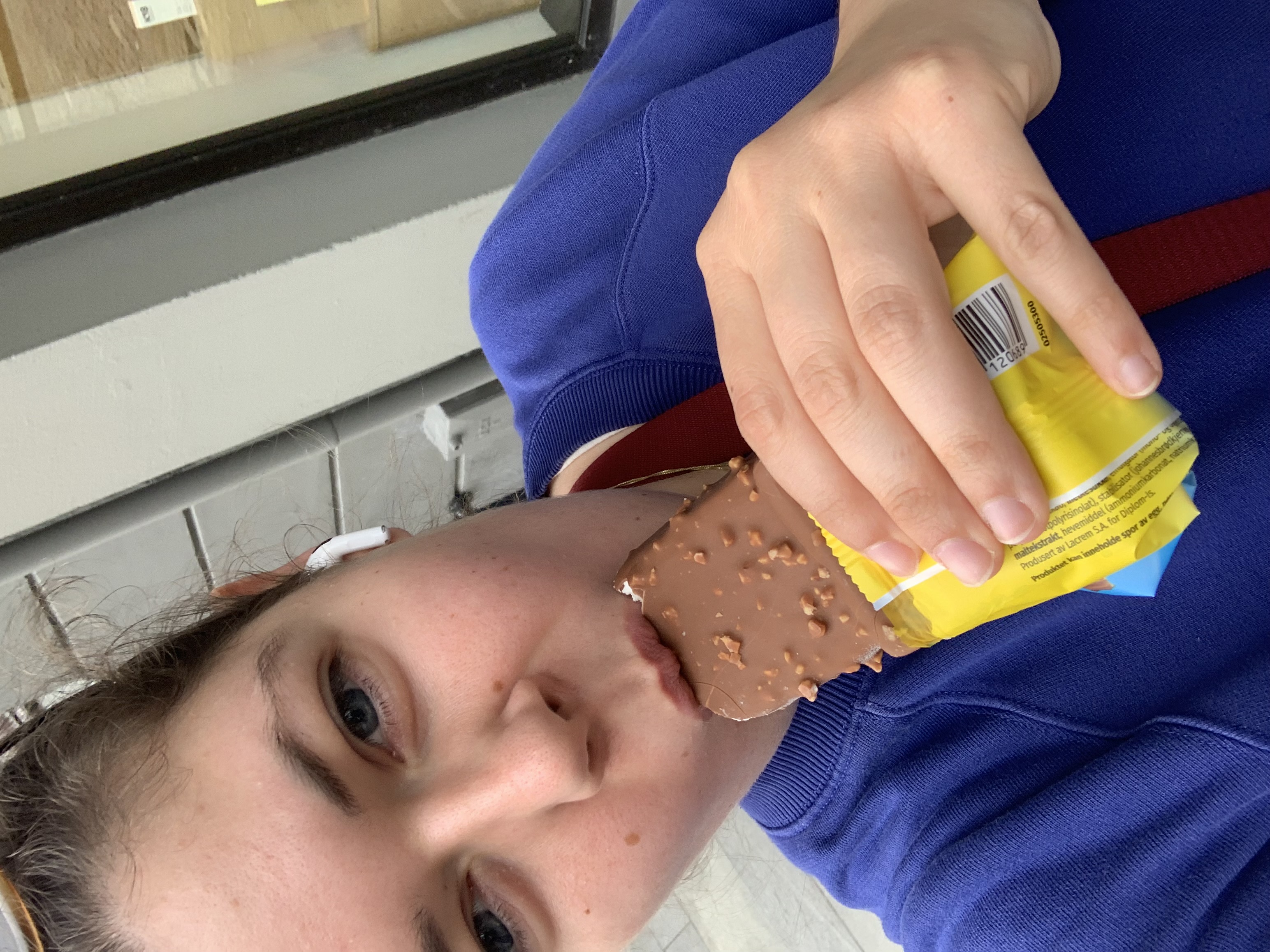 Julia beim Eisessen in Bergen